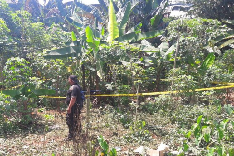 Garis polisi terpasang di lokasi temuan jasad bocah perempuan berusia lima tahun yang ditemukan di dalam sebuah karung di lahan kosong Perumahan Bogor Asri, Selasa (1/5/2018).