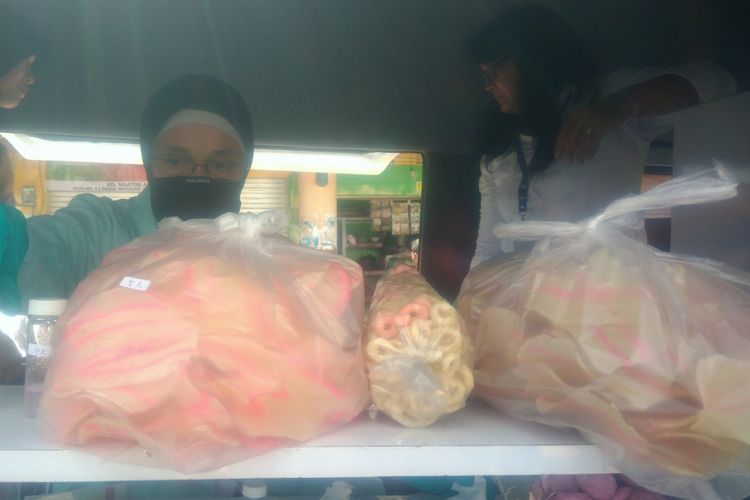 Petugas BPOM DIY memeriksa Makanan yang Diambil dari Pasar Argosari, Wonosari, Gunungkidul