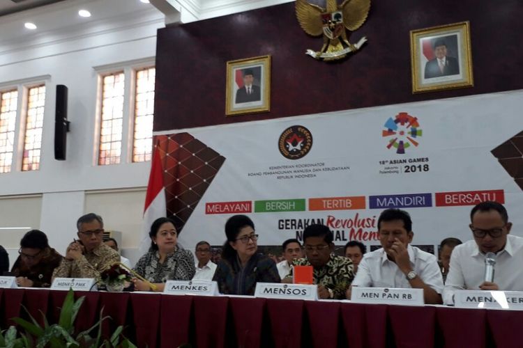Suasana konferensi pers terkait cuti bersama lebaran 2018 di kantor Kementerian Koordinator Pembangunan Manusia dan Kebudayaan di Gambir, Jakarta, Senin (7/5/2018).