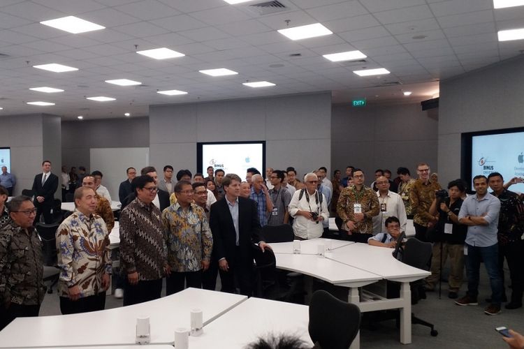 Menteri Perindustrian Airlangga Hartarto serta Menteri Komunikasi dan Informatika Rudiantara sedang meninjau fasilitas yang tersedia di Apple Developer Academy, BSD City, Tangerang, Banten, Senin (7/5/2018).