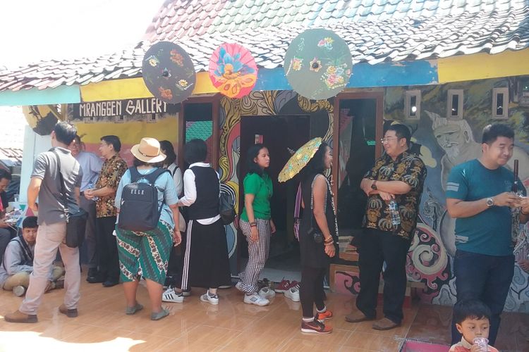 Para blogger saat berada di kampung Ragam Warna Kaliwungu Kendal, Rabu (9/5/2018).(KOMPAS.com/SLAMET PRIYATIN)