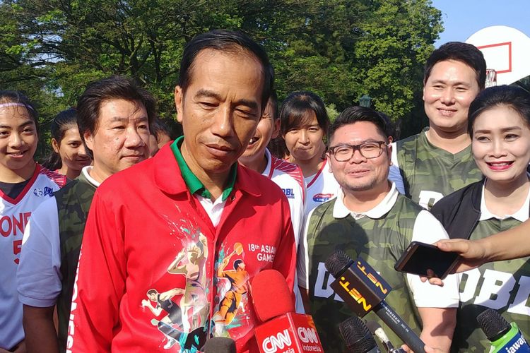 Presiden Jokowi mengenakan jaket Asian Games 2018 saat bermain basket dengan pemain DBL di Istana Bogor, Sabtu (12/5/2018).