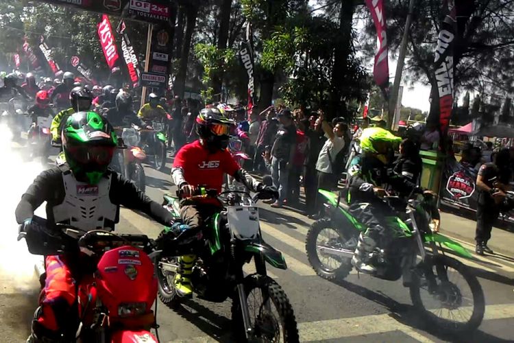 Begini Gaya Libas Tikungan saat Naik Motor Trail