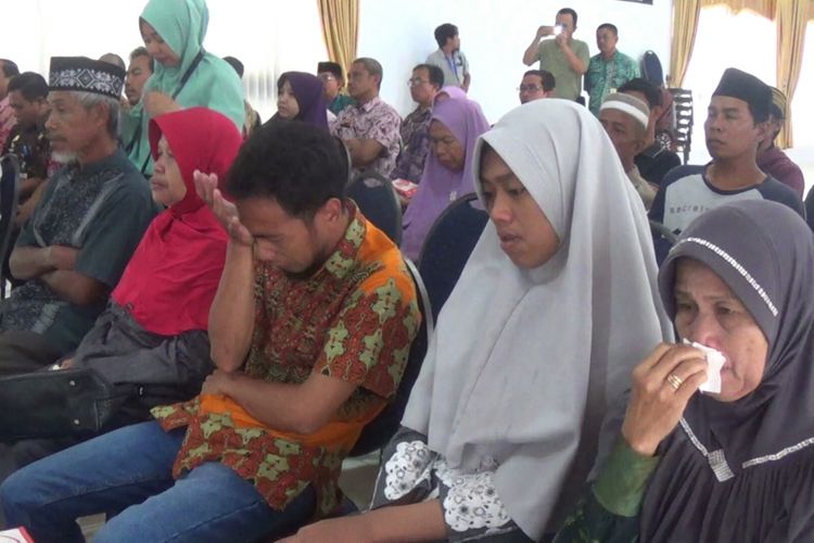 Muhlis menceritakan kisah istrinya, Rini Nurianti (29) dan anaknya, Abizar Arfan Raqila (2) yang turut tewas dalam tragedi KM Lestari Maju di Selayar, Sulawesi Selatan. Kamis, (5/7/2018)