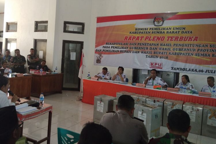 Rapat pleno terbuka rekapitulasi dan penetapan hasil penghitungan suara pemilihan bupati dan wakil bupati Kabupaten Sumba Barat Daya, yang digelar di Kantor KPU Sumba Barat Daya, Jumat (6/7/2018)