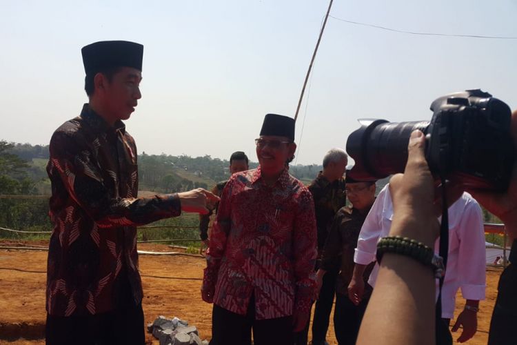 Presiden Jokowi berbincang dengan Pimpinan Pusat MTA, Ahmad Sukina usai meletakkan batu pertama pembangunan Pondok Pesantren MTA di Dusun Tunggul Sari, Desa Pojok, Kecamatan Mojogedang, Kabupaten Karanganyar, Jawa Tengah, Minggu ( 15 / 7 / 2018) siang.