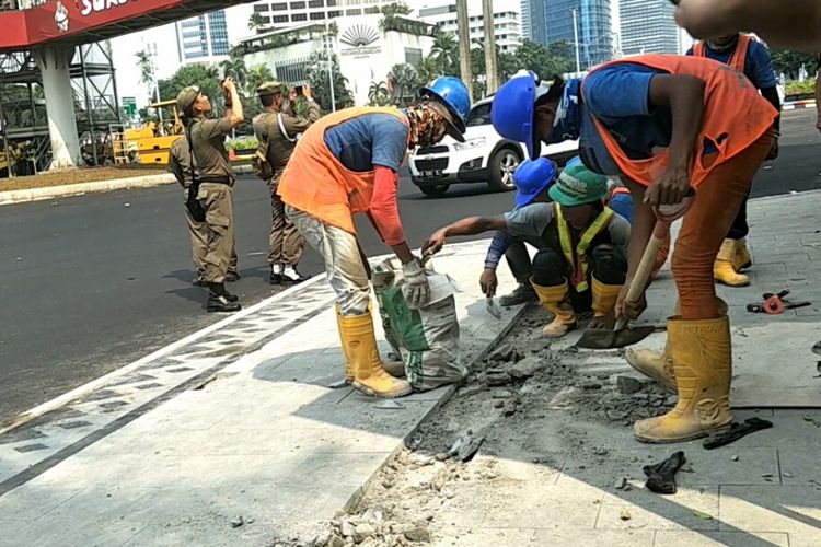 Tanggal 22 Juli 2018, pengerjaan trotoar Sudirman-Thamrin masih terus dikebut. 