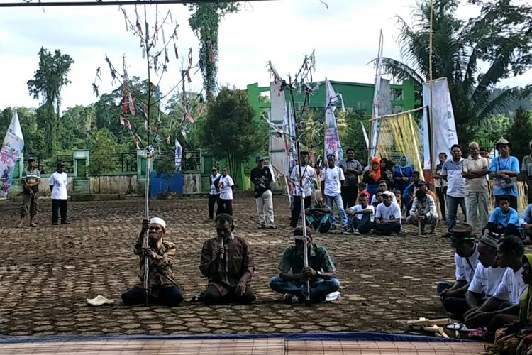 Prosesi Somsom warga Warengkris, Distrik Teluk Maylibit, Raja Ampat menyambut festival geopark Raja Ampat dan kirab obor Asian Games 2018, Rabu (25/7/2018).