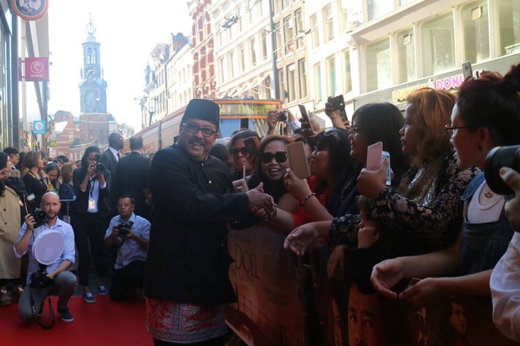 Rano Karno diabadikan saat menyapa para penggemar Si Doel, menjelang gala premiere Si Doel The Movie di Pathe Tuschinski, Amsterdam, Belanda.