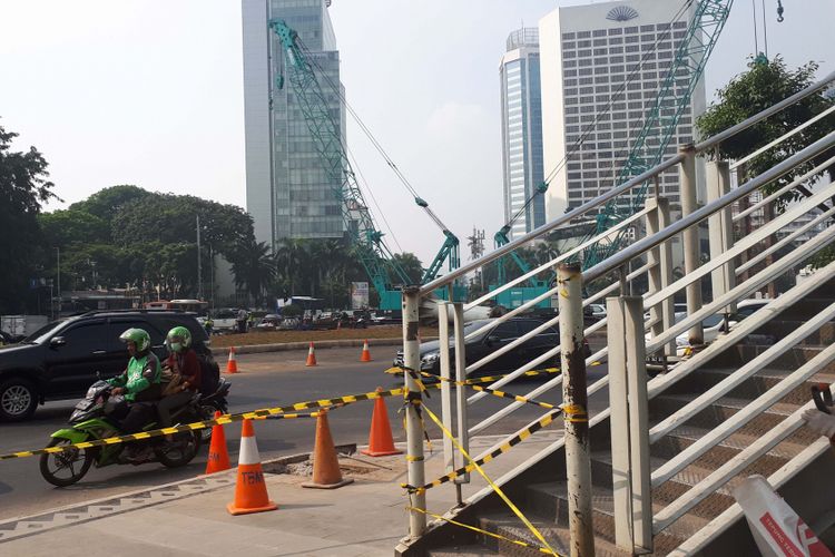 Bagian sisi kanan Jembatan Penyebrangan Orang (JPO) Bundaran Hotel Indonesia (HI) di Jalan MH Thamrin, Jalarta Pusat, yang belum dibongkar, Selasa (31/7/2018)