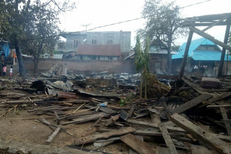 Sebanyak 4 unit rumah panggung di Desa Ngali, Kecamatan Belo, Kabupaten Bima, ludes terbakar akibat hubungan arus pendek listrik, Jumat (3/8/2018)