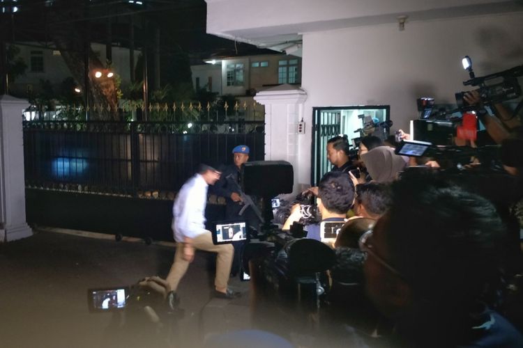 Bakal Calon wakil presiden Sandiaga Uno mendatangi rumah dinas Wakil Presiden Jusuf Kalla di Jalan Diponegoro, Jakarta Pusat, Rabu (15/8/2018) malam.
