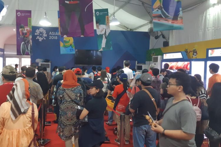 Pengunjung memadati Merchandise Store Asian Games 2018 di Gelora Bung Karno, Kamis (23/8/2018).