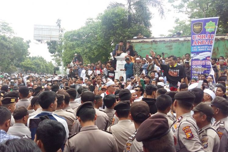 Deklarasi #2019GantiPresiden yang dilakukan ratusan massa di depan Masjid Agung Annur Pekanbaru, Riau, Minggu (26/8/2018).
