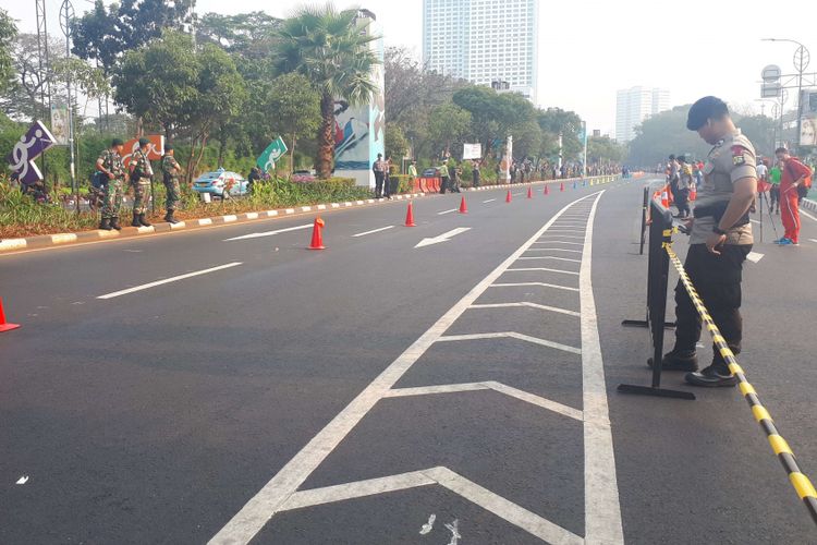 Penutupan ruas jalan disebabkan adanya penyelenggaraan pertandingan jalan cepat Asian Games 2018 di ruas Jalan Asia Afrika, Jakarta Pusat, Rabu (29/8/2018).