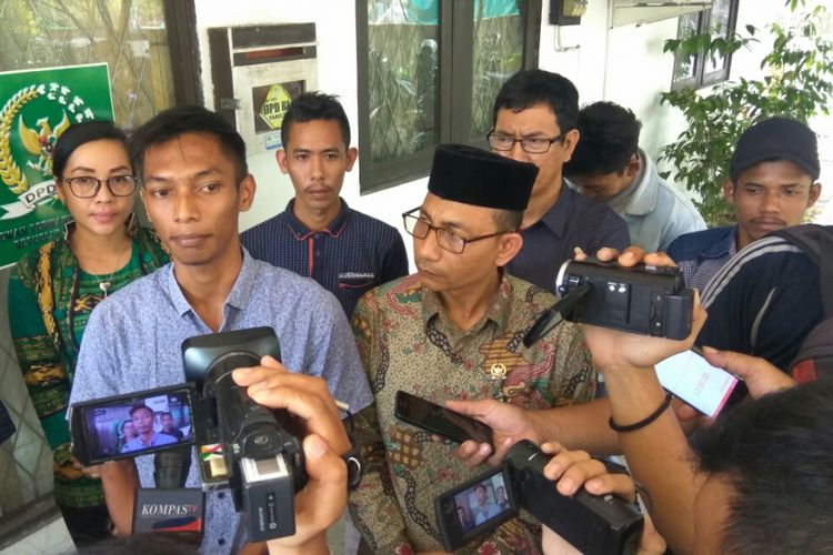 Salah satu TKI, Julian (kiri) didampingi anggota DPD RI asal Aceh, Sudirman saat memberikan keterangan kepada wartawan di Kantor Perwakilan DPD RI di Pontianak, Kalimantan Barat (29/8/2018).