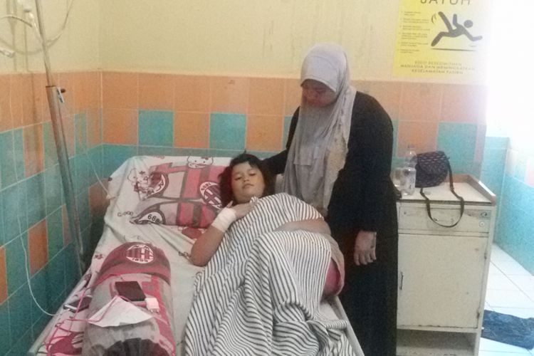 Fauziah Larasati (9) ditemani ibunya menjalani perawatan medis di ruang Asoka RSUD Pangkal Pinang.