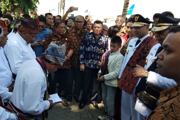 Gubernur Nusa Tenggara Timur (NTT), Viktor Bungtilu Laiskodat, disambut tutur adat khas Suku Timor, Natoni di Bandara El Tari Kupang, Kamis (6/9/2018)