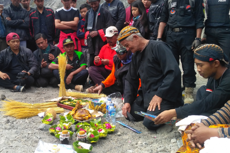Prosesi ritual larung sesaji di Gunung Kelud oleh warga Kabupaten Kediri, Jawa Timur, Minggu (16/9/2018).