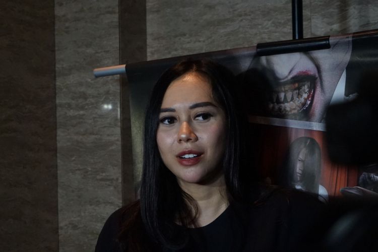 Artis Aura Kasih saat ditemui dalam jumpa pers film The Sacred Riana Beginning di kawasan Epicentrum, Jakarta Selatan, Senin (17/9/2018).