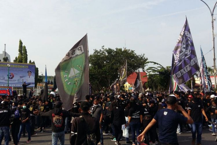 Ratusan suporter PSPS Riau melakukan aksi demo di depan Kantor Gubri di Jalan Jenderal Sudirman, Pekanbaru, Senin (17/9/2018). Suporter menuntut gaji pemain yang sudah empat bulan belum dibayarkan.