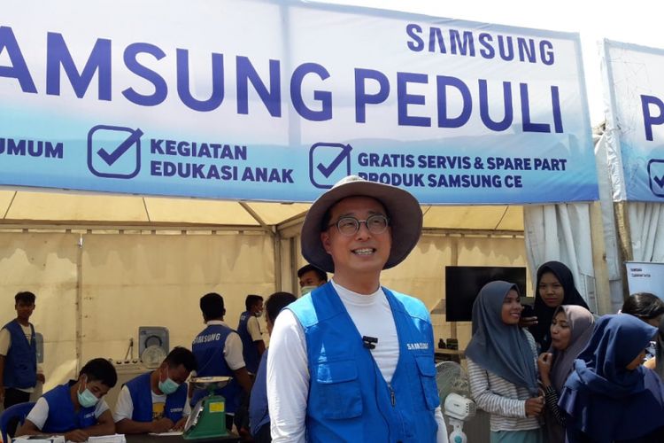 Vice President PT Samsung Electronics Indonesia Kang Hyun Lee meninjau Posko Samsung Peduli Lombok.