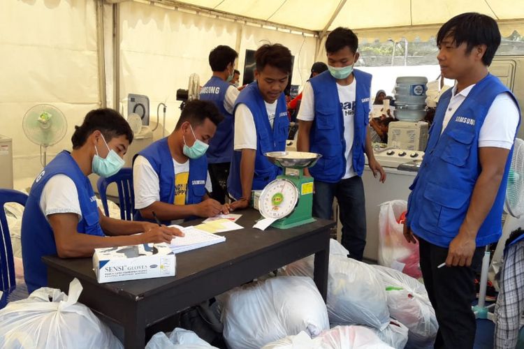 Relawan tengah bekerja mencuci baju di Posko Samsung Peduli Lombok