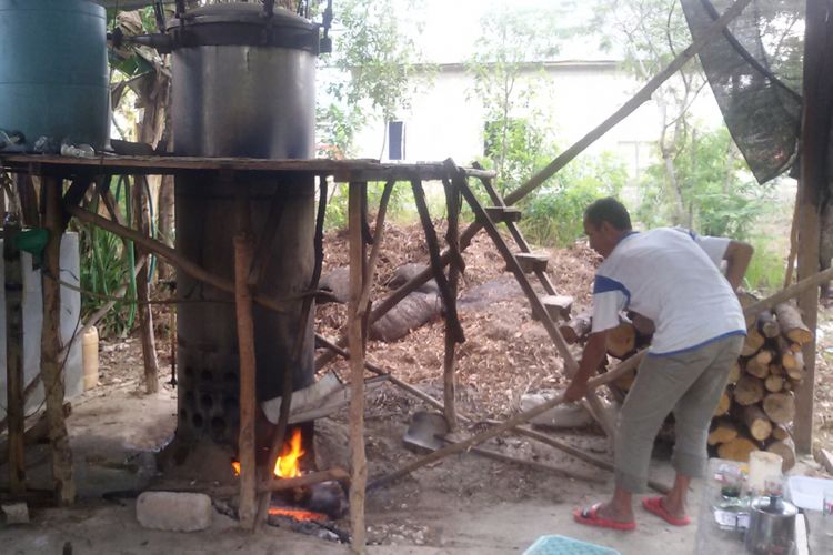 Dapur penyulingan minyak lada di Desa Belo Laut, Bangka Barat.