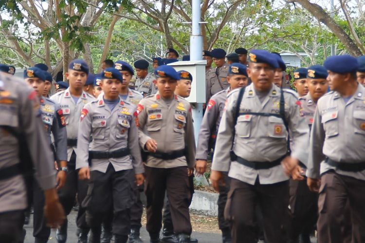 Ratusan personel Brimob Mabes Pokri, Polda Sumut dan Kalbar, siap-siap pulang menuju ke kesatuan mereka meninggalkan Lombok, Jumat petang (5/10/2018).