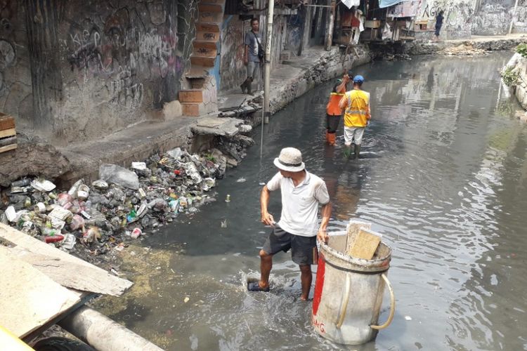 Petugas UPK Badan Air membersihkan sampah yang berserakan di Kali Krukut, Tanah Abang, Jumat (5/10/2018).