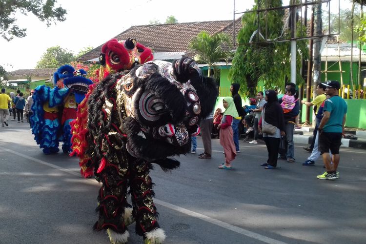 Barongsai meriahkan karnaval budaya dalam Festival Pesona Lokal di Kota Malang, Minggu (14/10/2018)