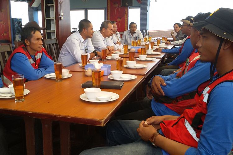 Relawan tim reaksi cepat PLN dijamu makan siang setibanya di Pangkal Pinang, Kepulauan Bangka Belitung, Selasa (16/10/2018).
