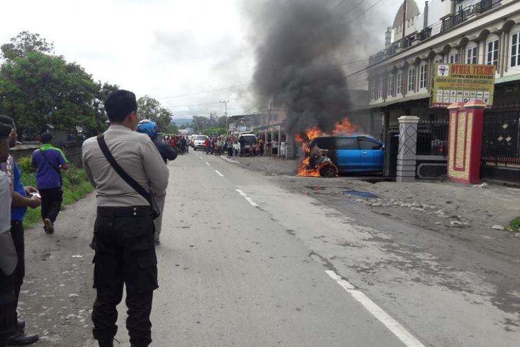 Kondisi mobil Toyota Avanza yang terbakar di Wamena, Papua, Selasa (16/10/2018)