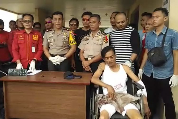 Kapolres Prabumulih AKBP Tito Hutauruk member keterangan kepada wartawan terkait penangkapan tersangka Satra yang merupakan bandit spesialis melakukan pencurian sepeda motor di masjid saat warga sedang melaksanakan sholat jumat.