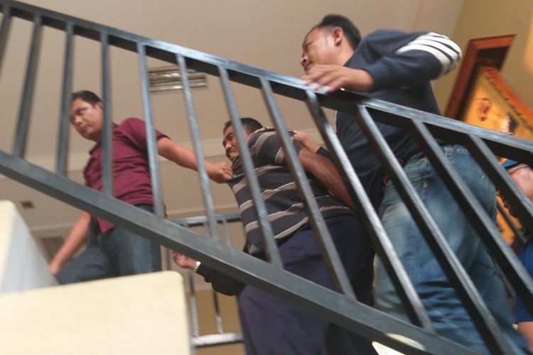 Arison (45) pelaku penyerangan anggota Polres Musi Banyuasin saat dibawa ke ruang pemeriksaan rumah sakit Bhayangkara Palembang, Sumatera Selatan, Minggu (21/10/2018). 