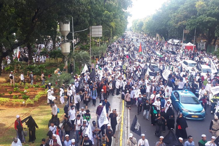 Para pengunjuk rasa di kawasan Monumen Nasional (Monas) mulai membubarkan diri sekitar pukul 15.50 WIB.   Pantauan Kompas.com di lokasi Jumat (26/10/2018), pengunjuk rasa yang membubarkan diri bergerak dari gedung Kementerian Koordinator Bidang Politik, Hukum, dan Keamanan (Menkopolhukam) Republik Indonesia menuju kawasan Patung Kuda. 