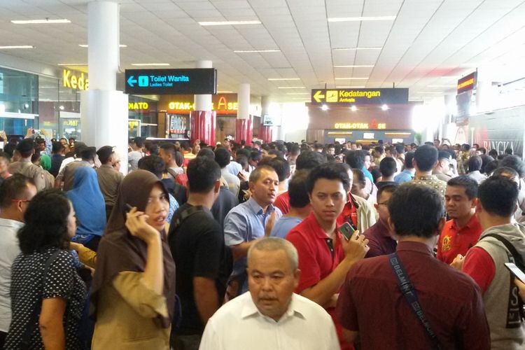 Pihak keluarga dari penumpang pesawat Lion Air JT 610 memadati pintu kedatangan Bandara Depati Amir, Pangkal Pinang.