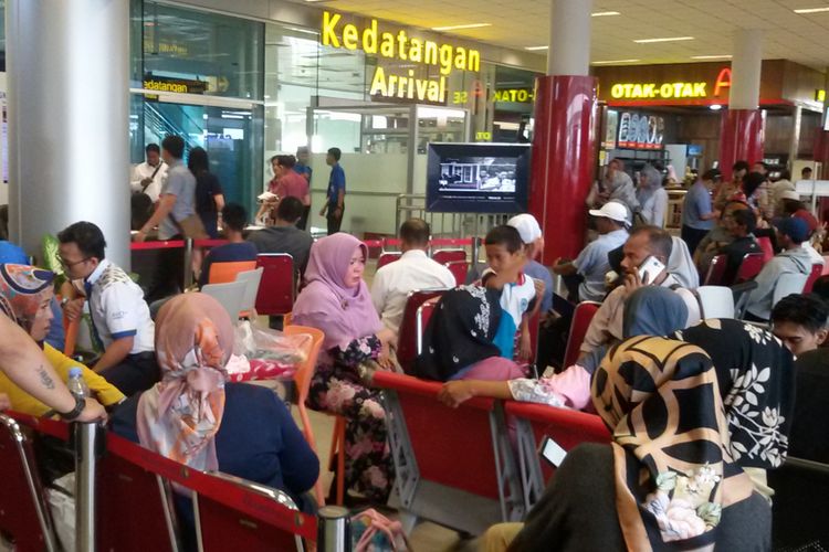 Anggota keluarga korban pesawat Lion Air JT 610 menunggu informasi terbaru di Bandara Depati Amir, Pangkal Pinang.