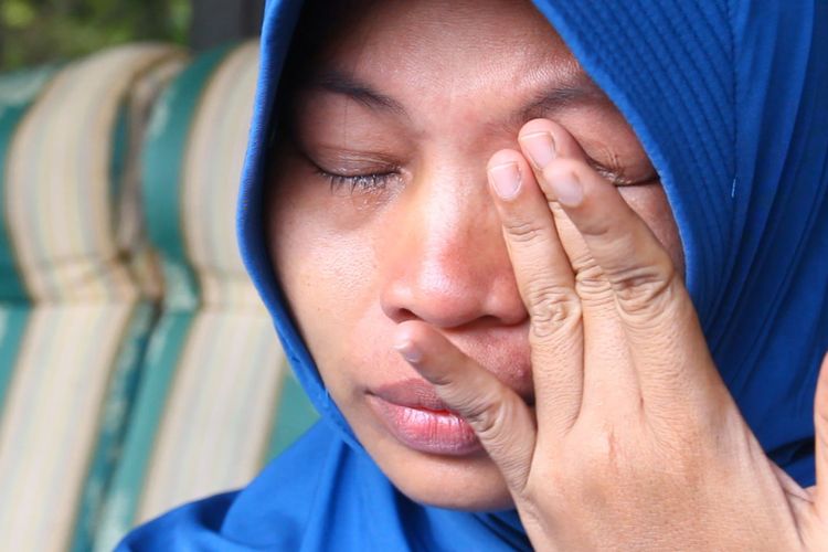 Baiq Nuril Maknun menghapus air matanya saat ditemui di rumahnya di perumahan BTN Harapan Permai, Labuapi, Lombok Barat, Senin (12/11/2018). Nuril kecewa atas keputusan MA yang mengabulkan kasasi Kejaksaan Tinggi NTB, atas kasus pelanggaran UU ITE. 