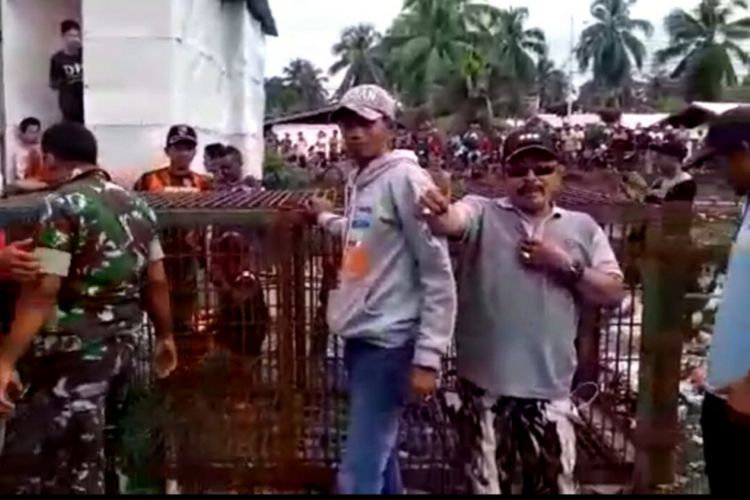 Warga bersama petugas dari TNI dan Polri melakukan upaya pemasangan perangkap d isekitar lokasi harimau sumatera yang terjebak di lorong ruko di Desa Pulau Burung, Inhil, Riau