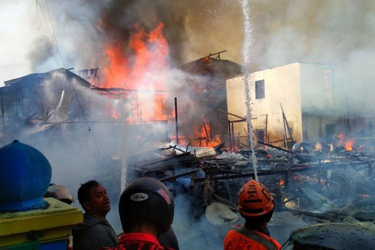 Kebakaran di Samarinda habiskan belasan rumah dan satu masjid terkena dampak, Kamis (6/12/2018)