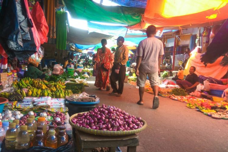 Warna-warni terpal menaungi gang sempit di Pasar Sanggeng, Manokwari.