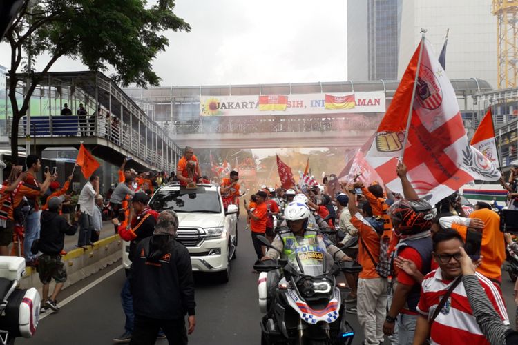 Suasana parade perayaan Persija Jakarta menjuarai Liga 1 di Jakarta, Sabtu (15/12/2018). Parade mengambil rute dari Plaza Barat Stadion Utama Gelora Bung Karno menuju Balai Kota.