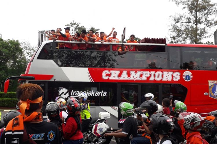 Para pemain Persija Jakarta pada parade perayaan keberhasilan klub tersebut menjuarai Liga 1 dari kawasan Stadion Utama Gelora Bung Karno menuju Balai Kota, Jakarta, Sabtu (15/12/2018).