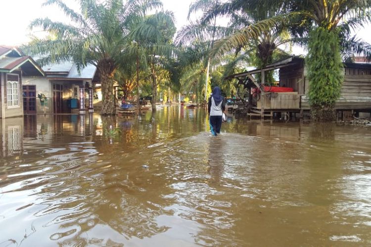 Hari ke 16 banjir di Desa Buluh Cina, Kecamatan Siak Hulu, Kabupaten Kampar, Riau, yang masih merendam ratusan rumah warga, Rabu (19/12/2018).