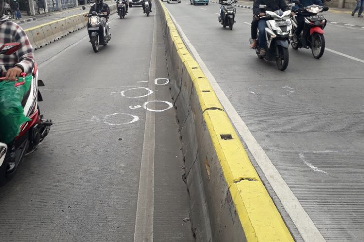 Empat titik ditemukannya proyektil peluru yang membunub seorang amggota TNI AD di Jalan Jatinegara Barat Raya, Selasa (26/12/2018).