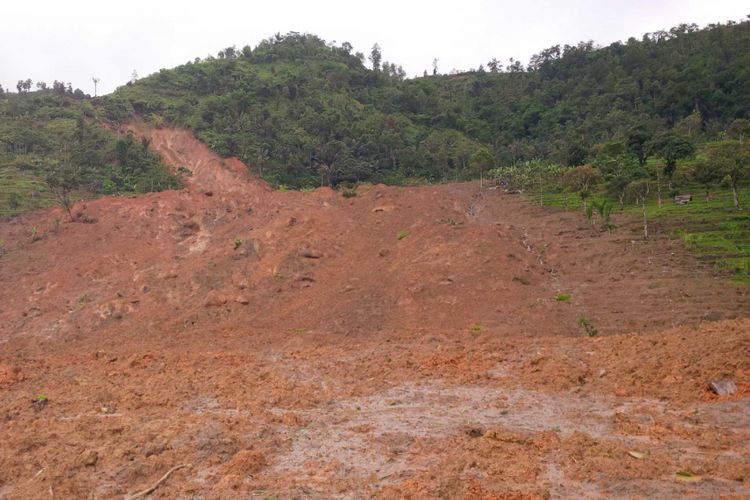 Lokasi bencana tanah longsor di Dusun Cimapag, Desa Sinarresmi, Cisolok, Sukabumi, Jawa Barat, Selasa (1/1/2019). 
