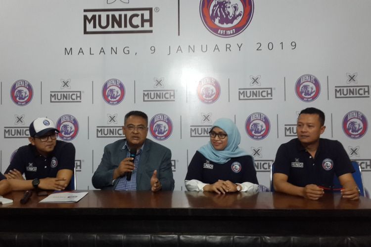 General Manager Arema FC Ruddy Widodo (tengah) bersama perwakilan dari Munich X yang menjadi apparel baru Arema FC, Rabu (9/1/2019)