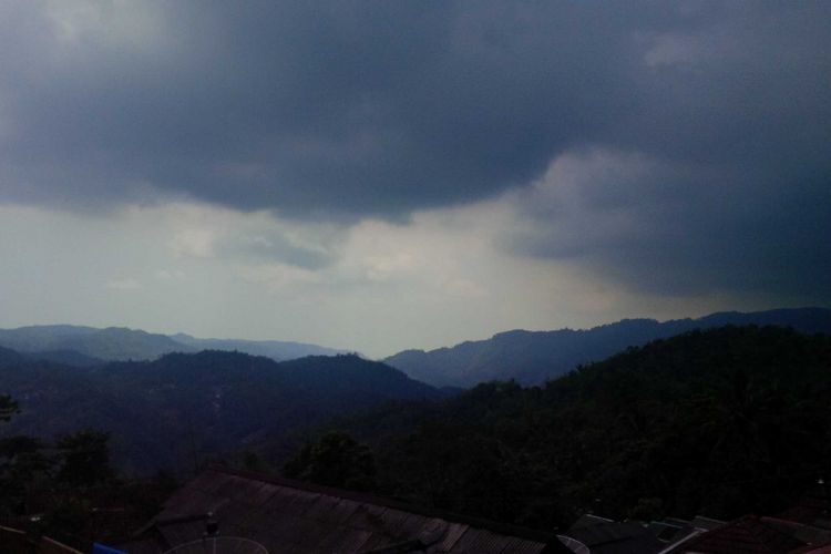 Langit hitam menggelayut di atas wilayah selatan Sukabumi, Jawa Barat, Jumat (11/1/2019). Foto diambil dari Dusun Cimapag, Desa Sirnaresmi, Kecamatan Cisolok. 