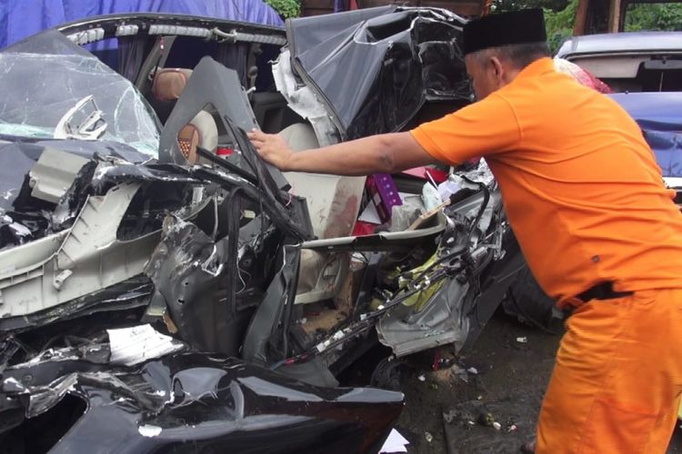 Petugas Unit Laka Lantas Polres Purwakarta mengecek kendaraan dinas Toyota Innova Z 7 X yang menewaskan Wakil Ketua DPRD Kota Banjar dan Ajudannya, Rabu (23/1/3/2019). 